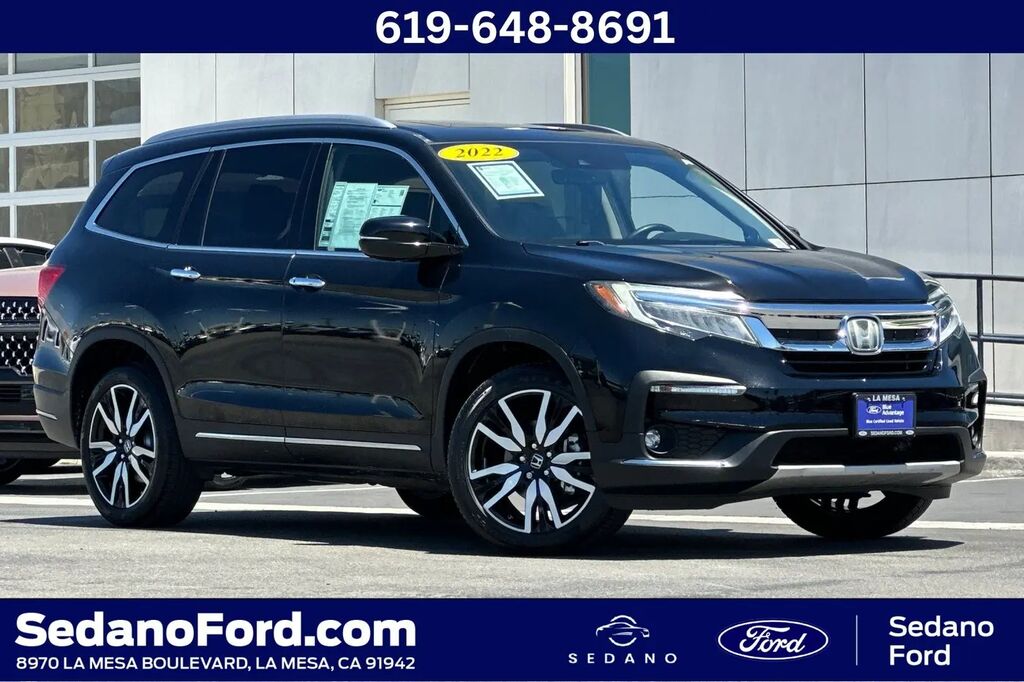 2022 Honda Pilot Touring w/Rear Captain's Chairs — photo 1 of 13