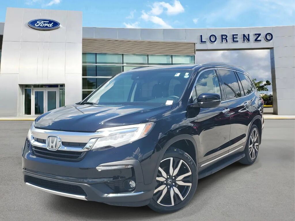 2022 Honda Pilot Touring w/Rear Captain's Chairs — photo 1 of 13