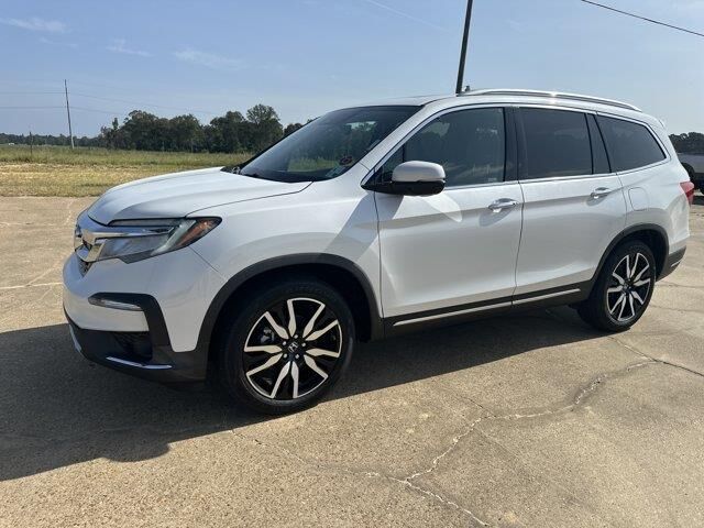 2021 Honda Pilot Touring w/Rear Captain's Chairs