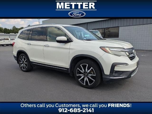 2019 Honda Pilot Touring w/Rear Captain's Chairs
