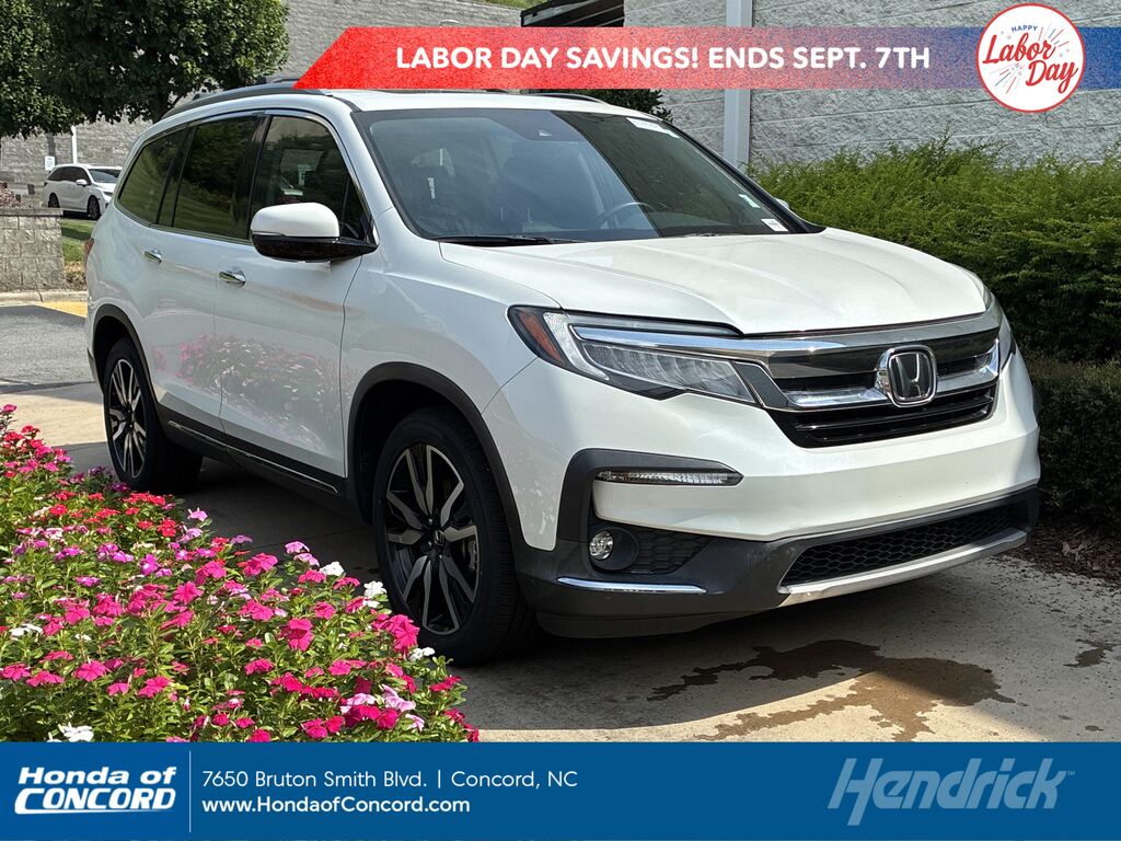 2022 Honda Pilot Touring w/Rear Captain's Chairs — photo 1 of 14