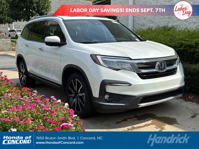 2022 Honda Pilot Touring w/Rear Captain's Chairs