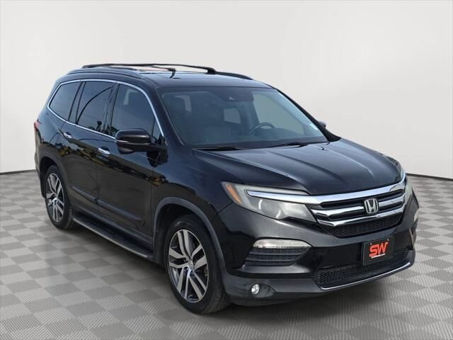 2017 Honda Pilot Touring — photo 1 of 8
