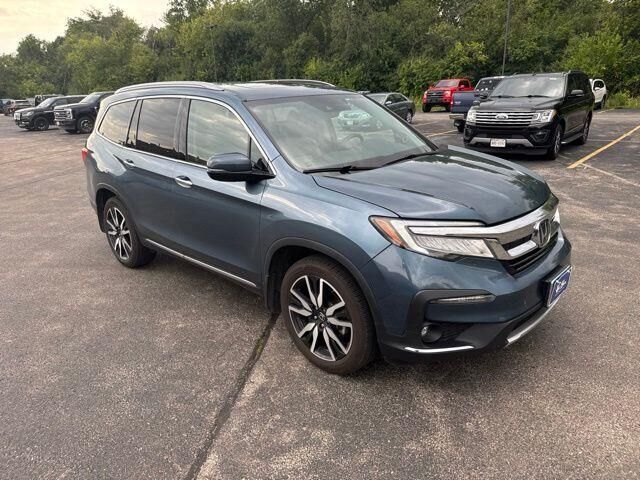 2019 Honda Pilot Touring w/Rear Captain's Chairs