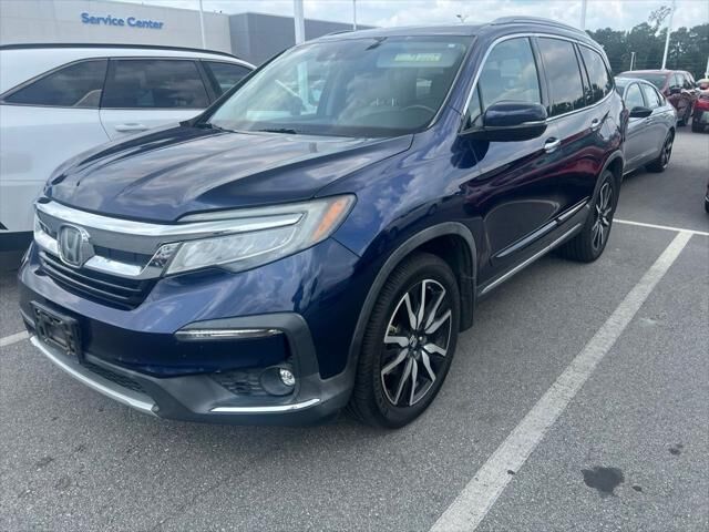 2020 Honda Pilot Touring w/Rear Captain's Chairs