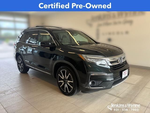 2020 Honda Pilot Touring w/Rear Captain's Chairs — photo 1 of 26