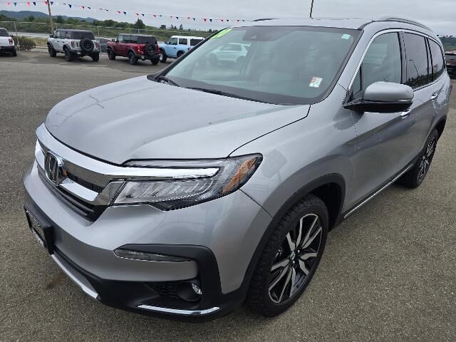2020 Honda Pilot Touring w/Rear Captain's Chairs — photo 1 of 26