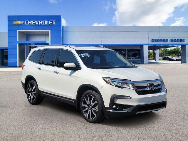 2022 Honda Pilot Touring w/Rear Captain's Chairs