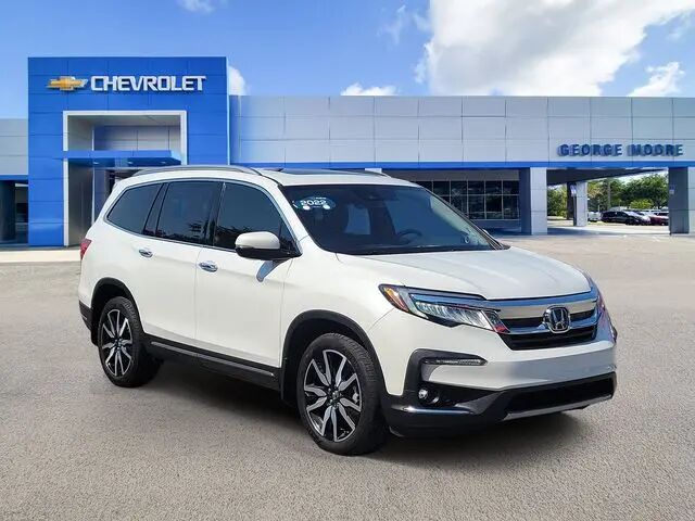 2022 Honda Pilot Touring w/Rear Captain's Chairs