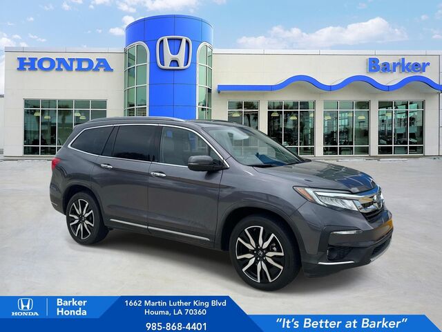 2022 Honda Pilot Touring w/Rear Captain's Chairs