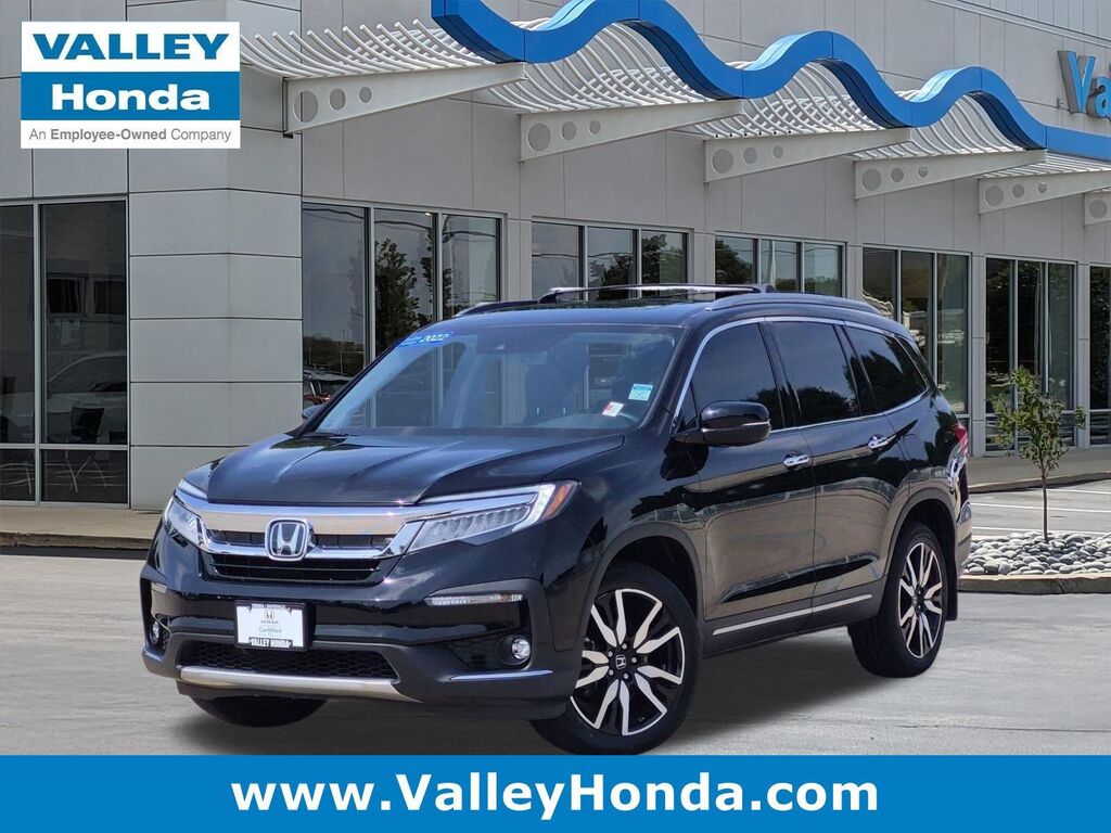2022 Honda Pilot Touring w/Rear Captain's Chairs — photo 1 of 13