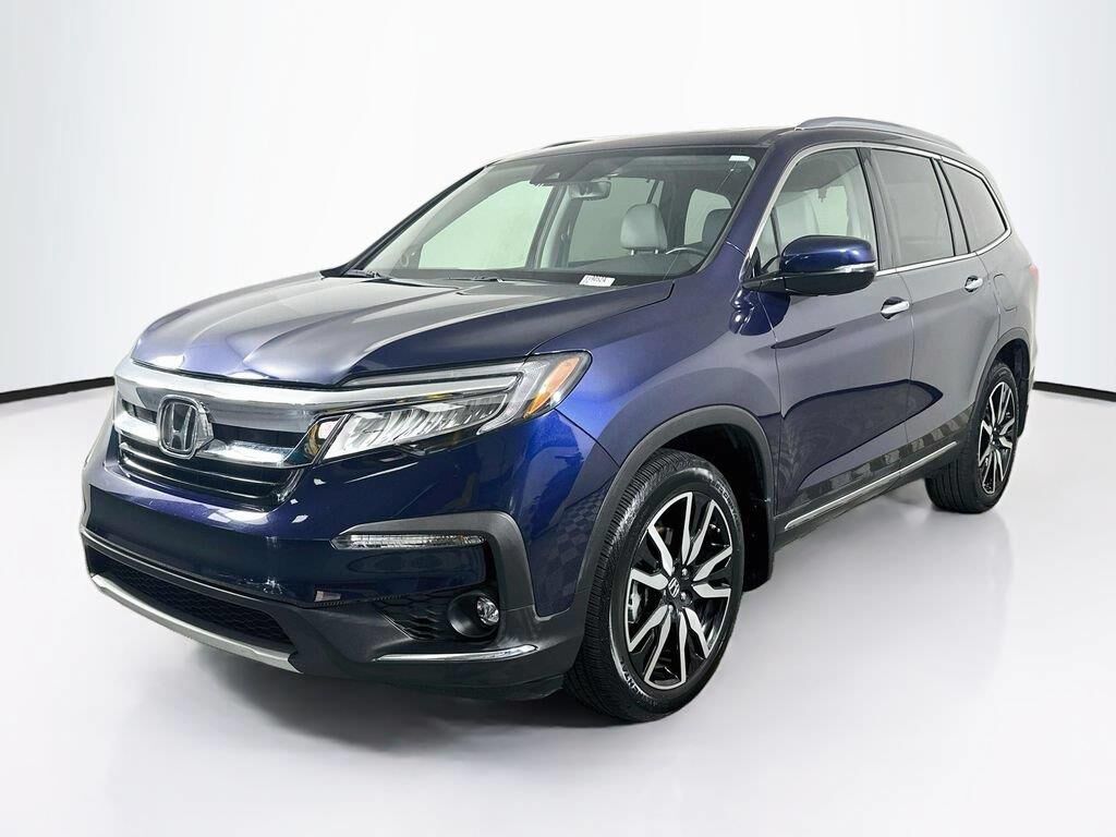 2022 Honda Pilot Touring w/Rear Captain's Chairs — photo 1 of 26