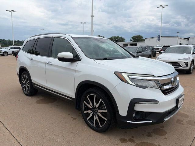 2020 Honda Pilot Touring w/Rear Captain's Chairs