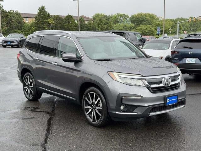 2020 Honda Pilot Touring w/Rear Captain's Chairs