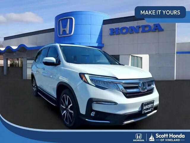 2022 Honda Pilot Touring w/Rear Captain's Chairs — photo 1 of 13