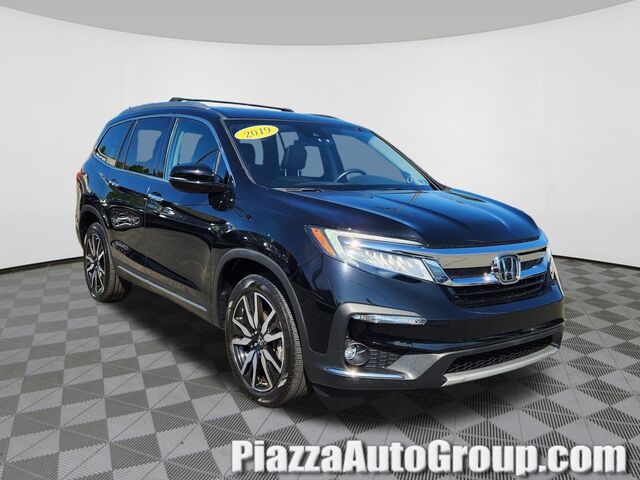 2019 Honda Pilot Touring w/Rear Captain's Chairs