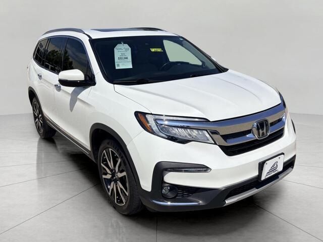 2022 Honda Pilot Touring w/Rear Captain's Chairs — photo 1 of 24