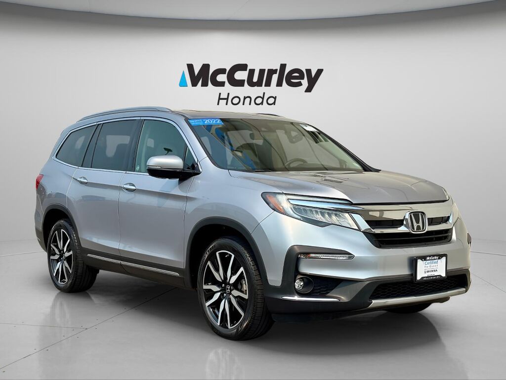 2022 Honda Pilot Touring w/Rear Captain's Chairs — photo 1 of 26