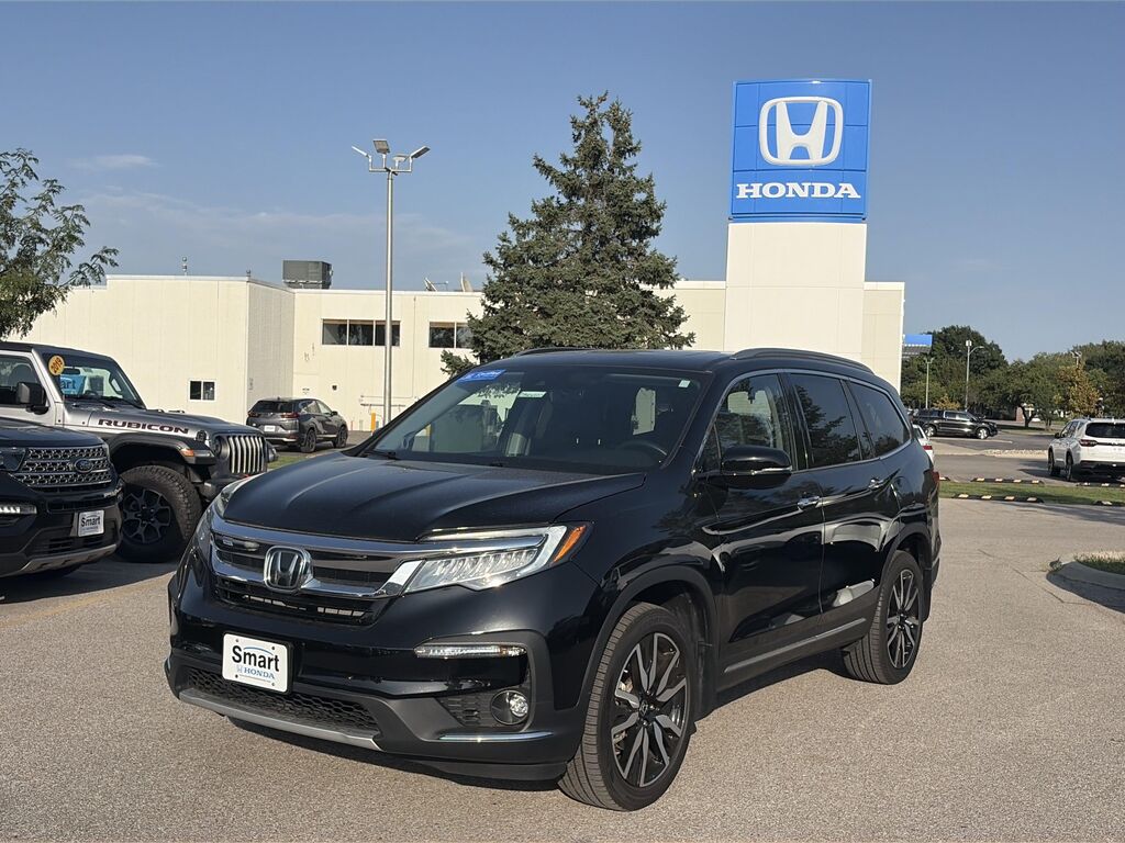 2022 Honda Pilot Touring w/Rear Captain's Chairs — photo 1 of 13