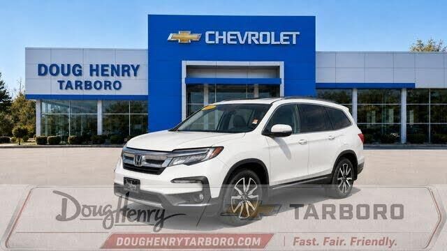 2022 Honda Pilot Touring w/Rear Captain's Chairs