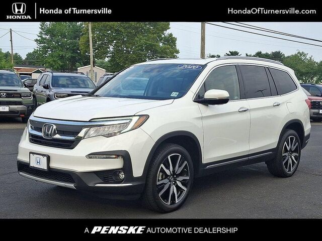 2020 Honda Pilot Touring w/Rear Captain's Chairs