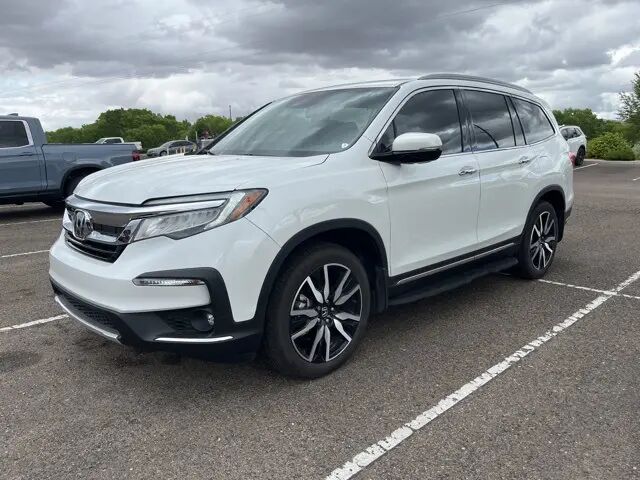 2022 Honda Pilot Touring w/Rear Captain's Chairs — photo 1 of 13
