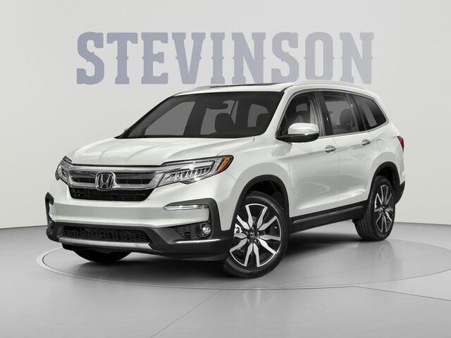 2021 Honda Pilot Touring w/Rear Captain's Chairs
