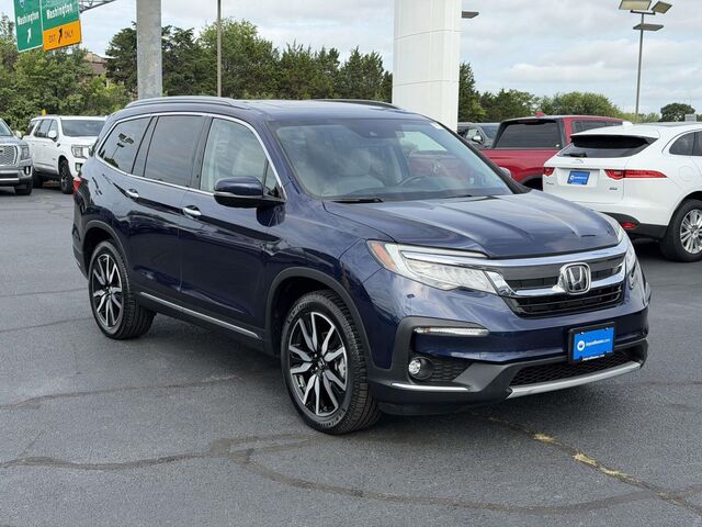 2022 Honda Pilot Touring w/Rear Captain's Chairs