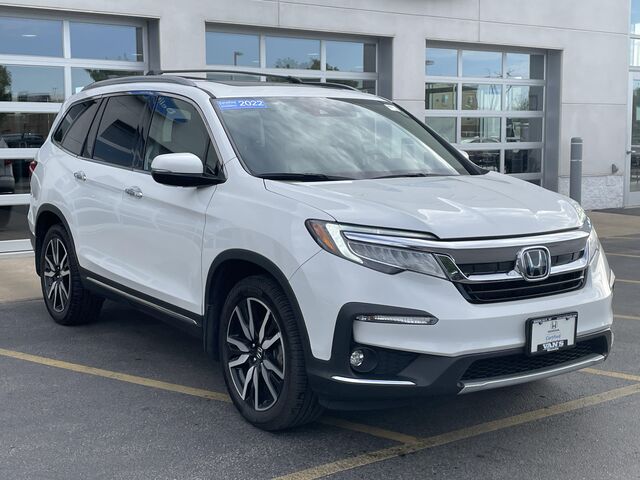 2022 Honda Pilot Touring w/Rear Captain's Chairs