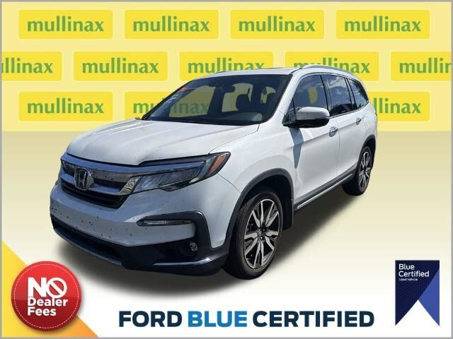 2022 Honda Pilot Touring w/Rear Captain's Chairs