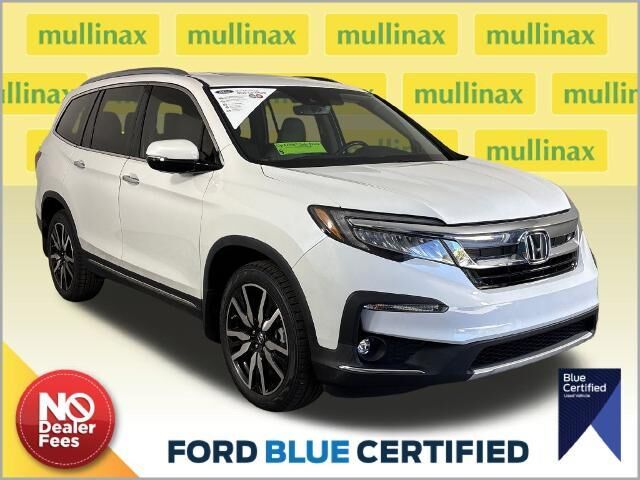 2022 Honda Pilot Touring w/Rear Captain's Chairs