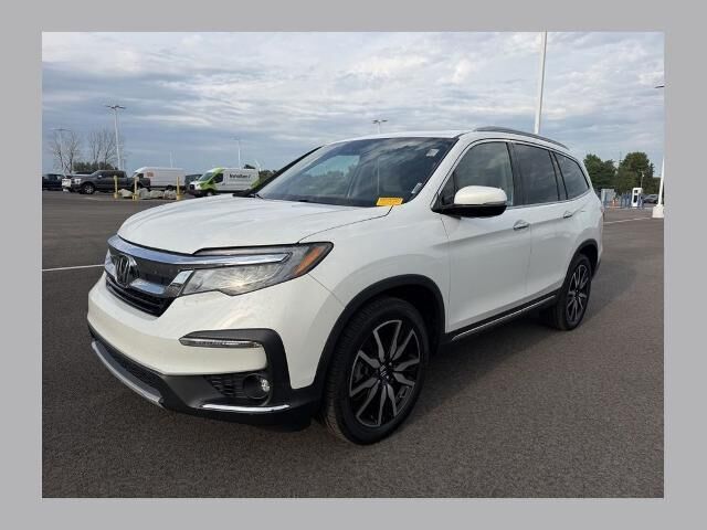 2020 Honda Pilot Touring w/Rear Captain's Chairs