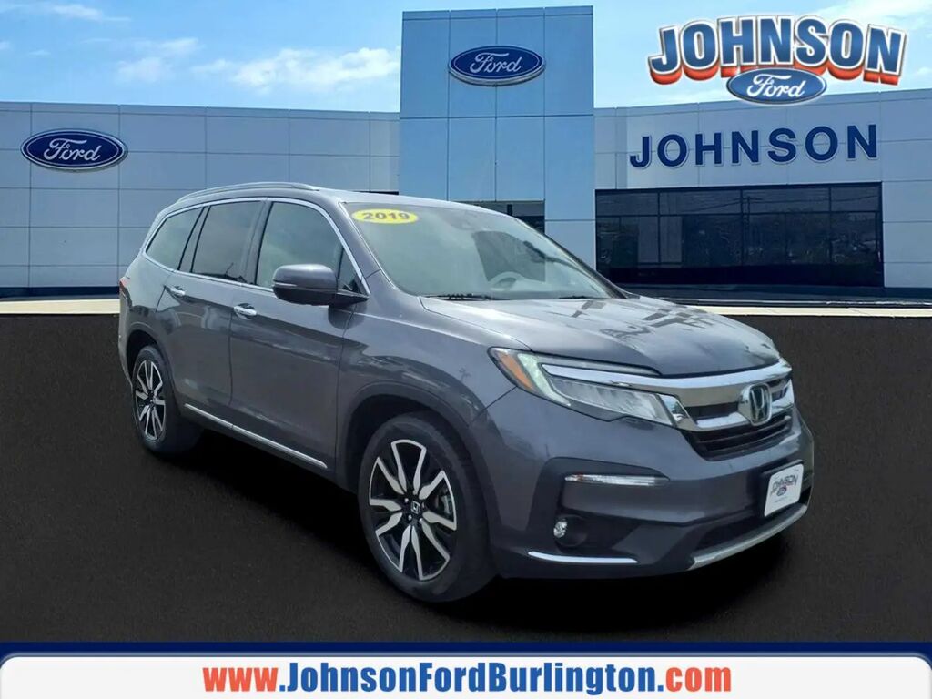 2019 Honda Pilot Touring — photo 1 of 17