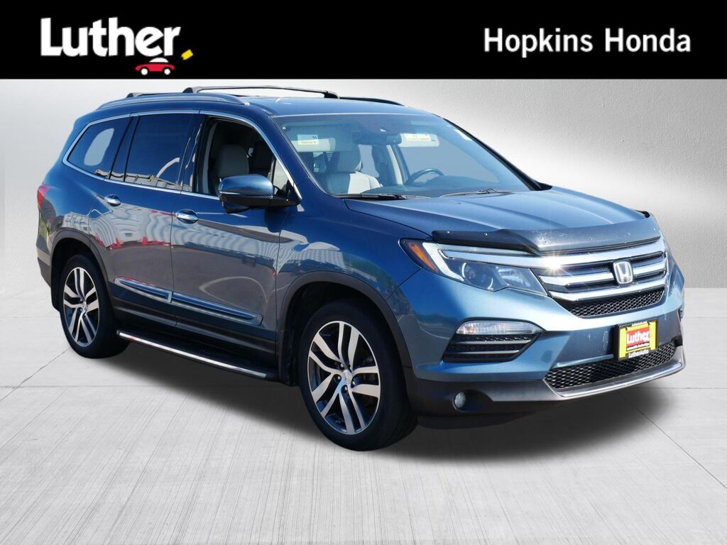 2017 Honda Pilot Touring — photo 1 of 13