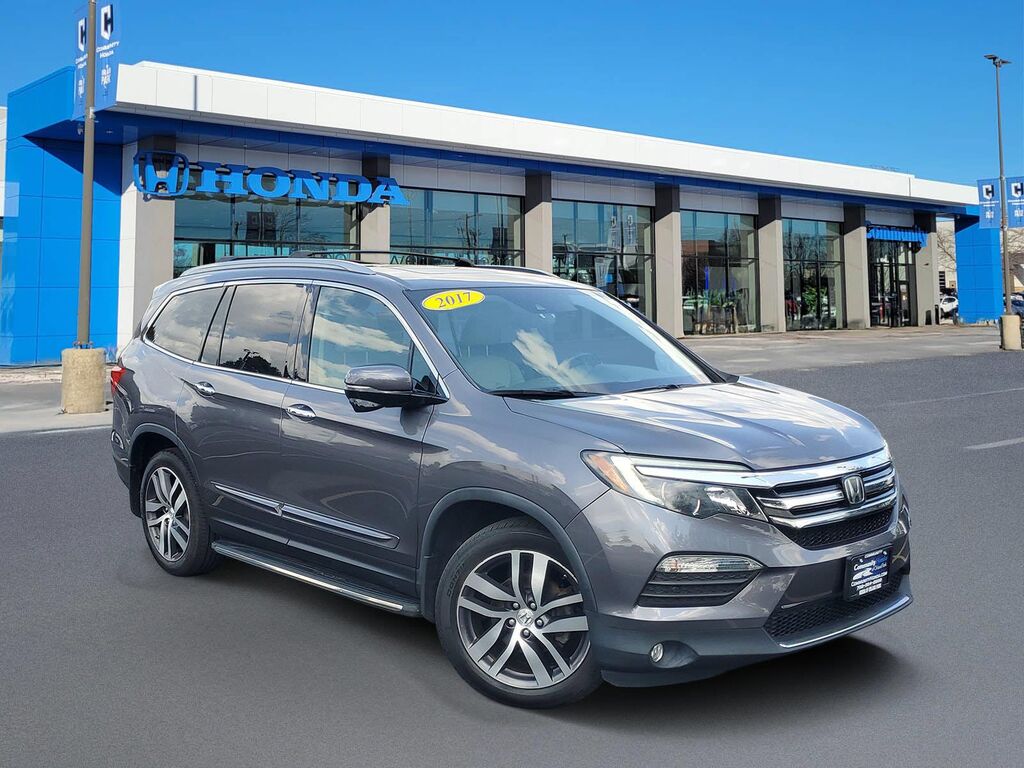 2017 Honda Pilot Touring — photo 1 of 13