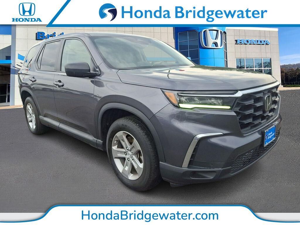 2023 Honda Pilot LX — photo 1 of 13