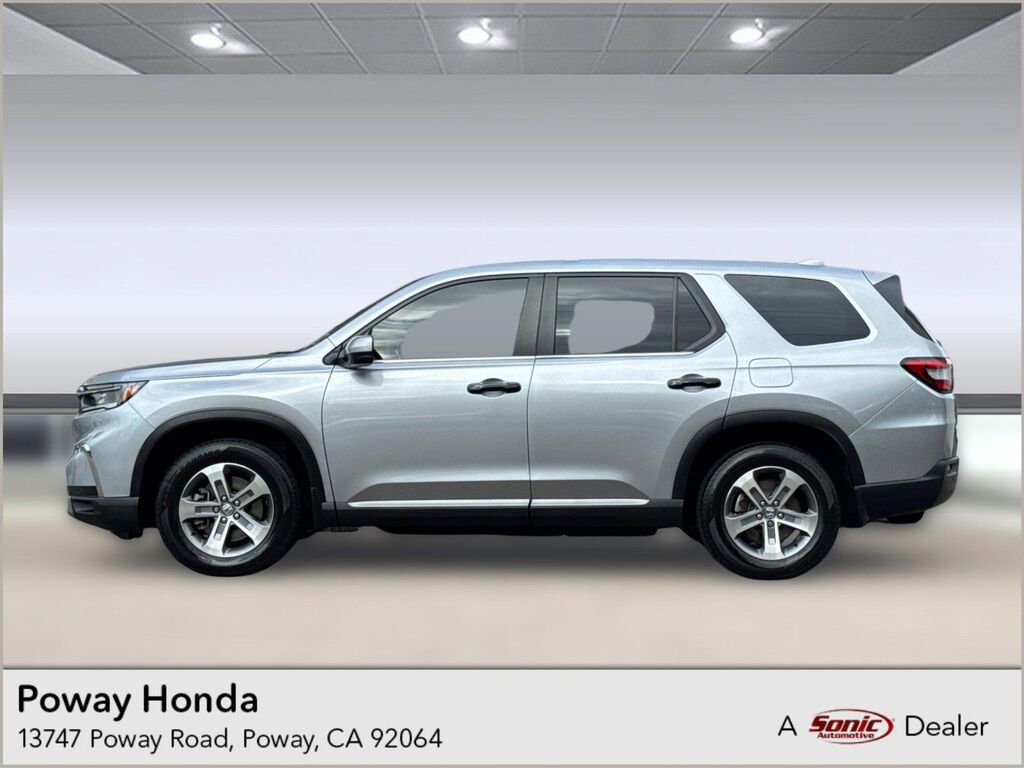 2024 Honda Pilot EX-L w/Rear Captain's Chairs — photo 1 of 7