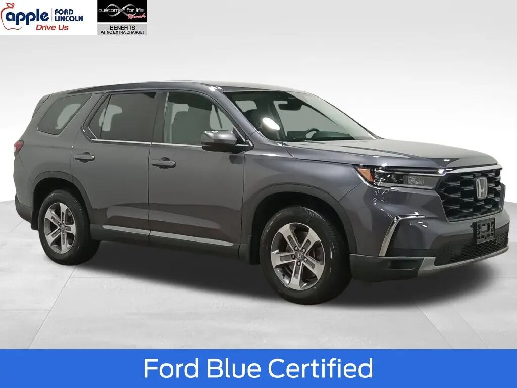 2023 Honda Pilot EX-L w/Rear Captain's Chairs — photo 1 of 13