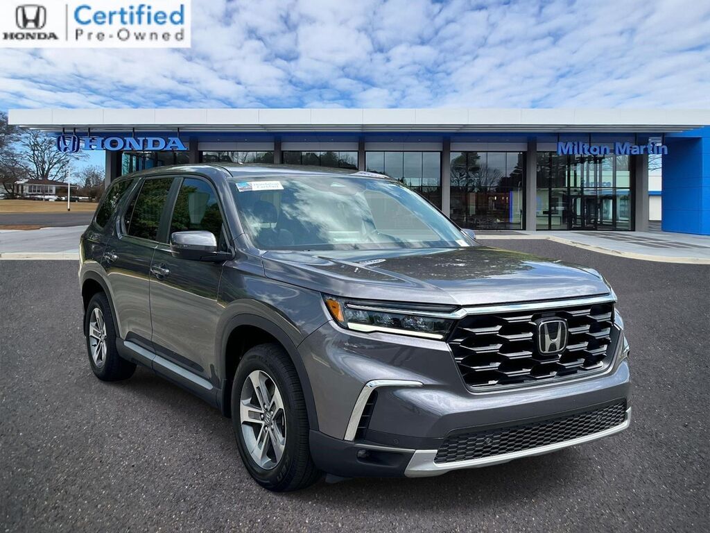 2023 Honda Pilot EX-L w/Rear Captain's Chairs — photo 1 of 17