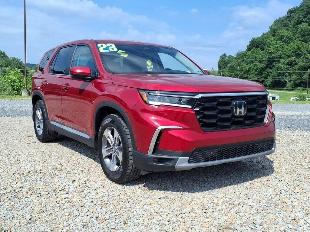 2023 Honda Pilot EX-L w/Rear Captain's Chairs — photo 1 of 1