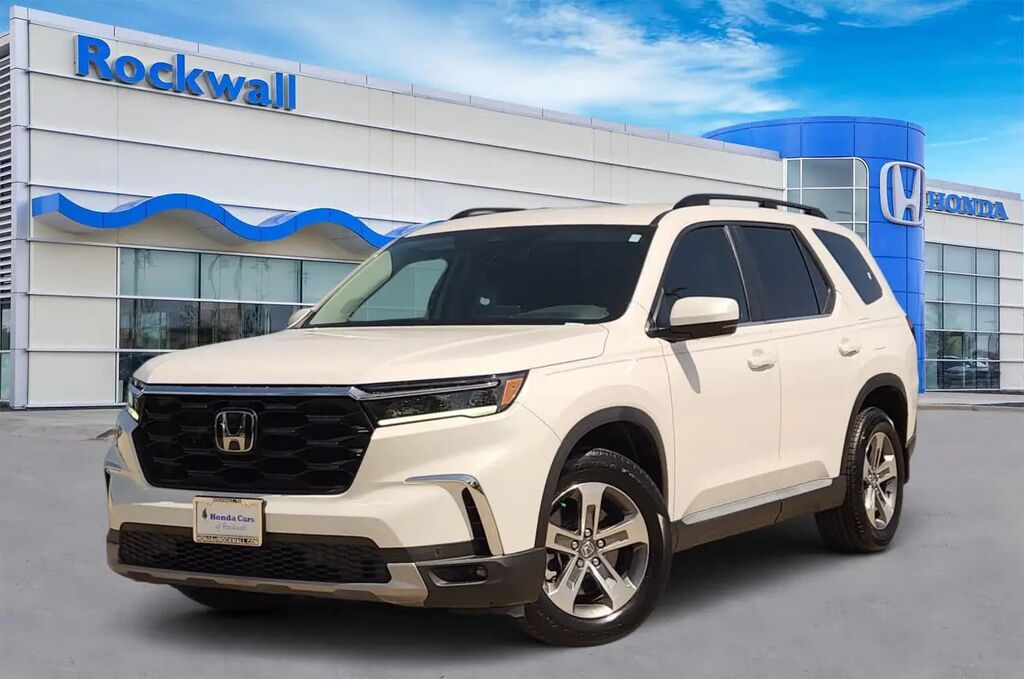 2024 Honda Pilot EX-L w/Rear Captain's Chairs — photo 1 of 13