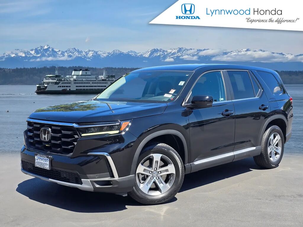 2023 Honda Pilot EX-L w/Rear Captain's Chairs — photo 1 of 1
