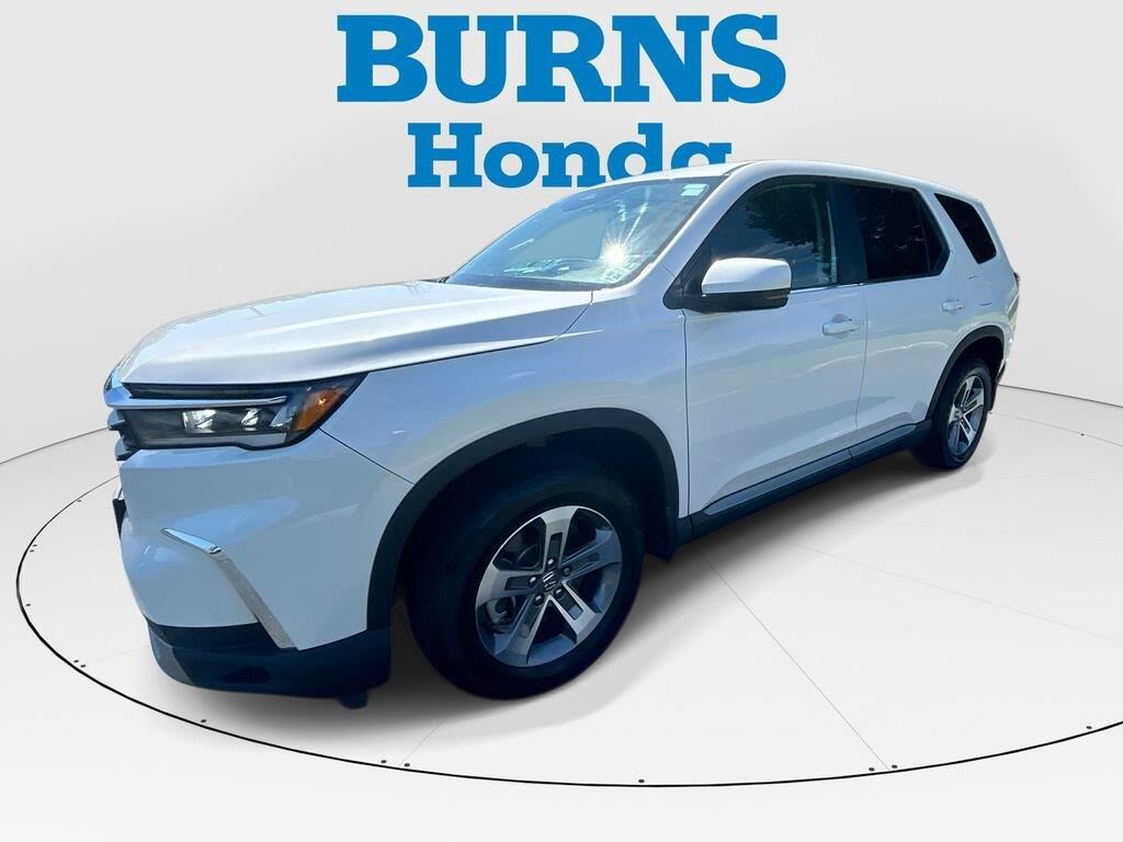 2023 Honda Pilot EX-L w/Rear Captain's Chairs — photo 1 of 13