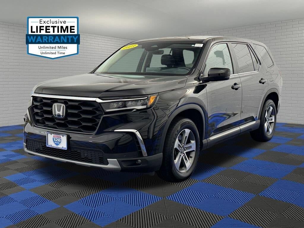2023 Honda Pilot EX-L w/Rear Captain's Chairs — photo 1 of 13
