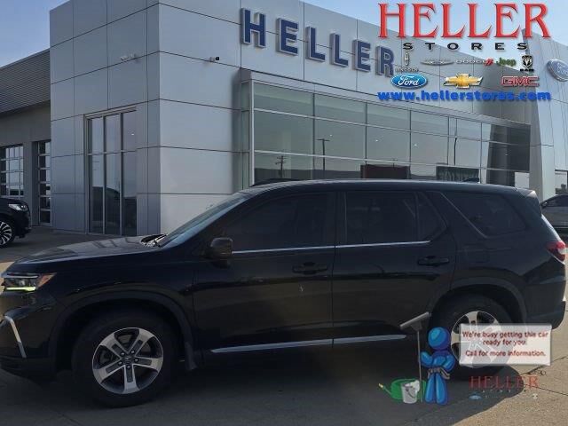 2023 Honda Pilot EX-L w/Rear Captain's Chairs — photo 1 of 15