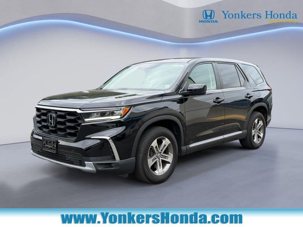 2023 Honda Pilot EX-L w/Rear Captain's Chairs — photo 1 of 13