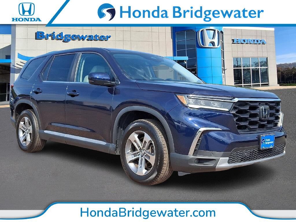 2024 Honda Pilot EX-L w/Rear Captain's Chairs — photo 1 of 13