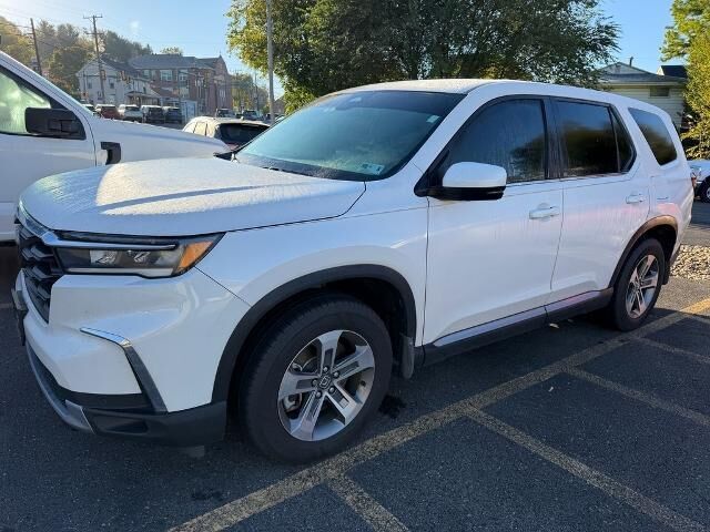 2024 Honda Pilot EX-L w/Rear Captain's Chairs