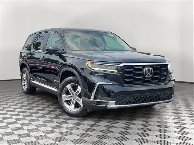 2023 Honda Pilot EX-L w/Rear Captain's Chairs — photo 1 of 1