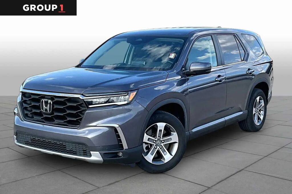 2024 Honda Pilot EX-L w/Rear Captain's Chairs — photo 1 of 12